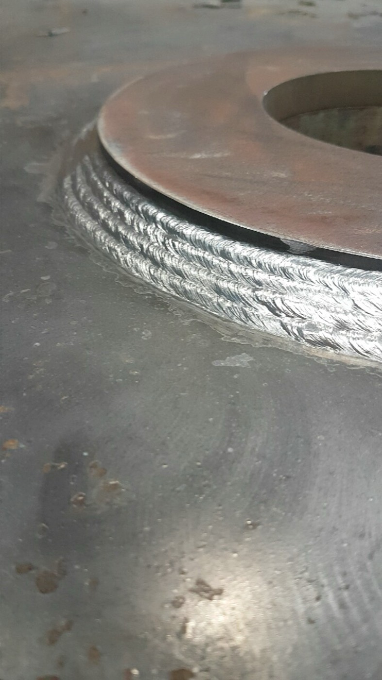 Fillet weld around a steel plate penetration