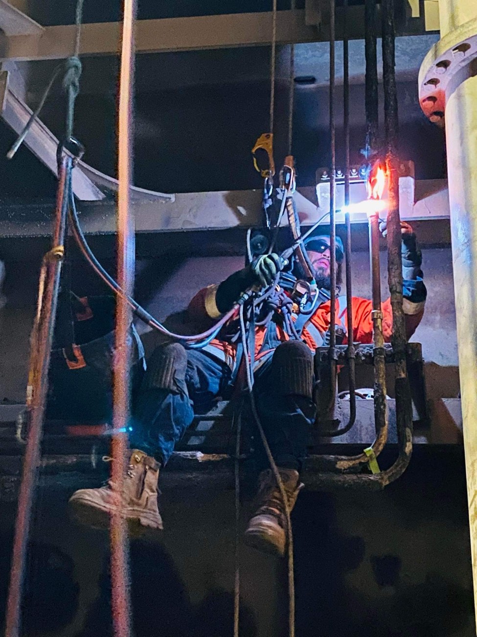 Rope access welding overhead with sparks